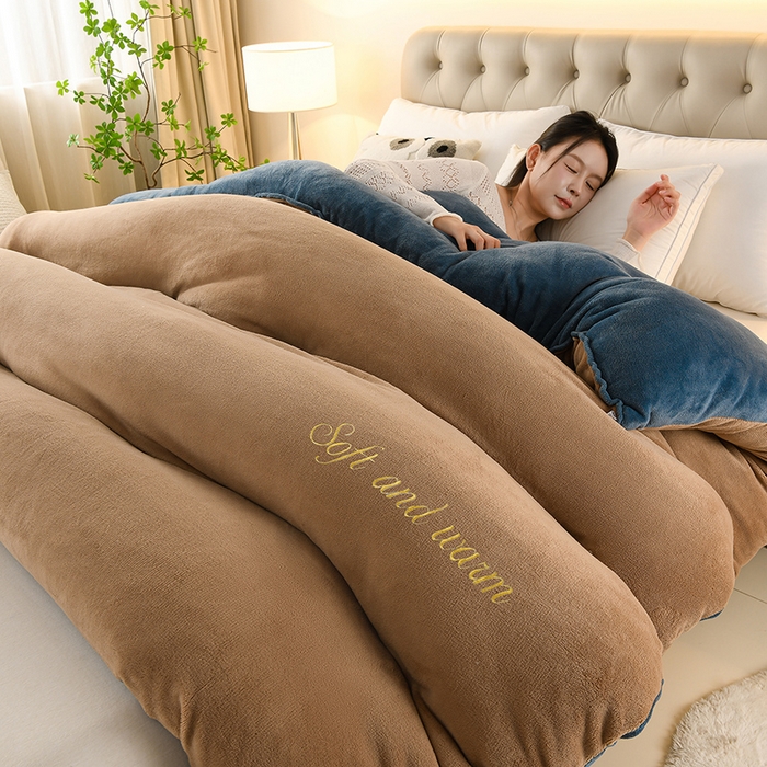 91家纺网 家纺一手货源 找家纺 春雨家居 2025新款双面牛奶绒刺绣冬被被子被芯 奢华拿铁