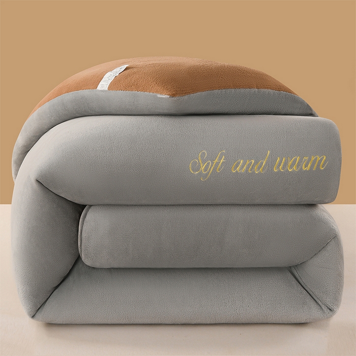 91家纺网 家纺一手货源 找家纺 春雨家居 2025新款双面牛奶绒刺绣冬被被子被芯 极简灰咖