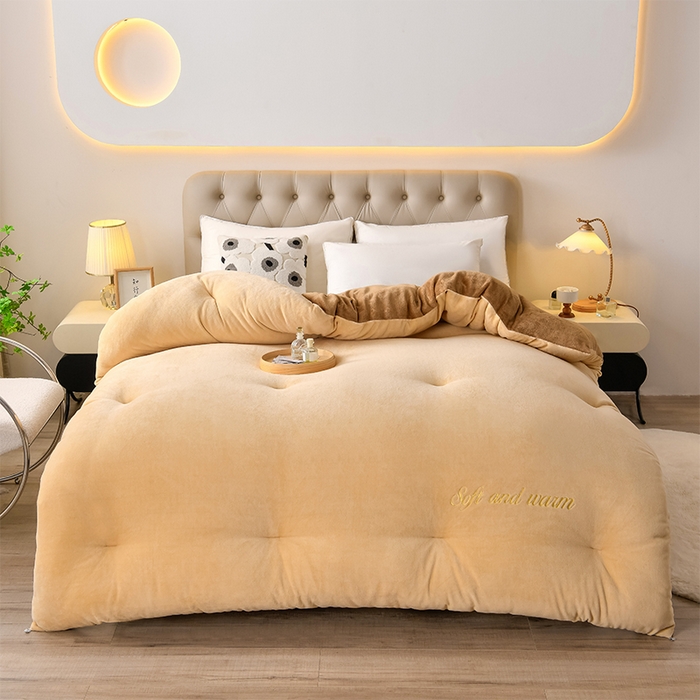 91家纺网 家纺一手货源 找家纺 春雨家居 2025新款双面牛奶绒刺绣冬被被子被芯 高级咖