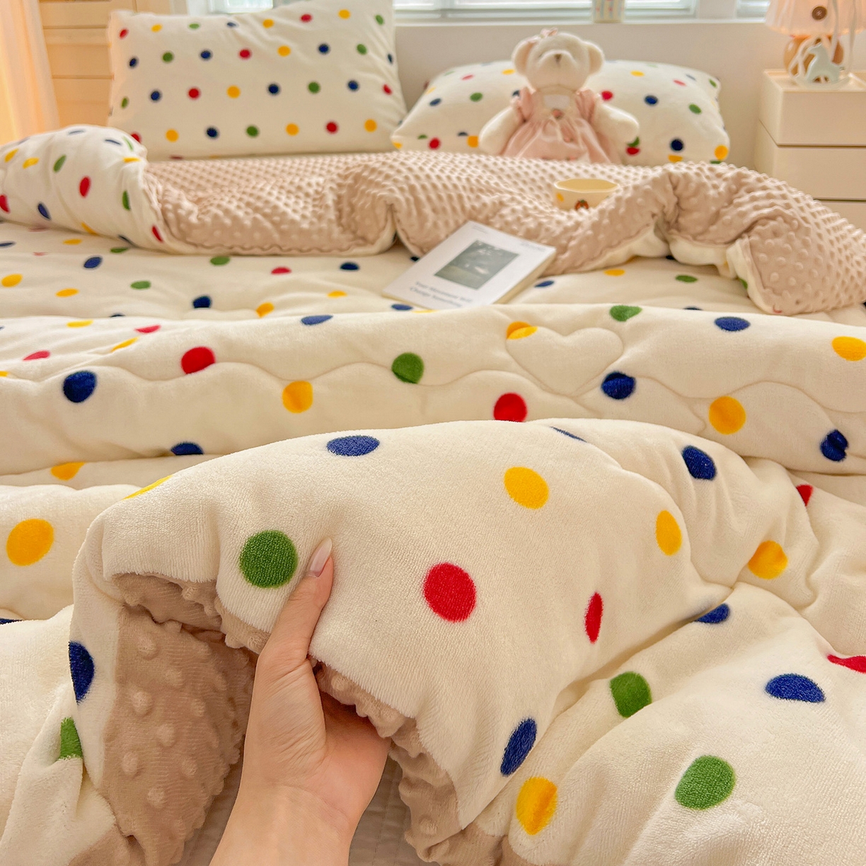 91家纺网 家纺一手货源 找家纺 （总）Mata蔓塔家 2025新款高克重印花牛奶绒软绵绵豆豆被春秋冬被被子被芯（提供买家秀）