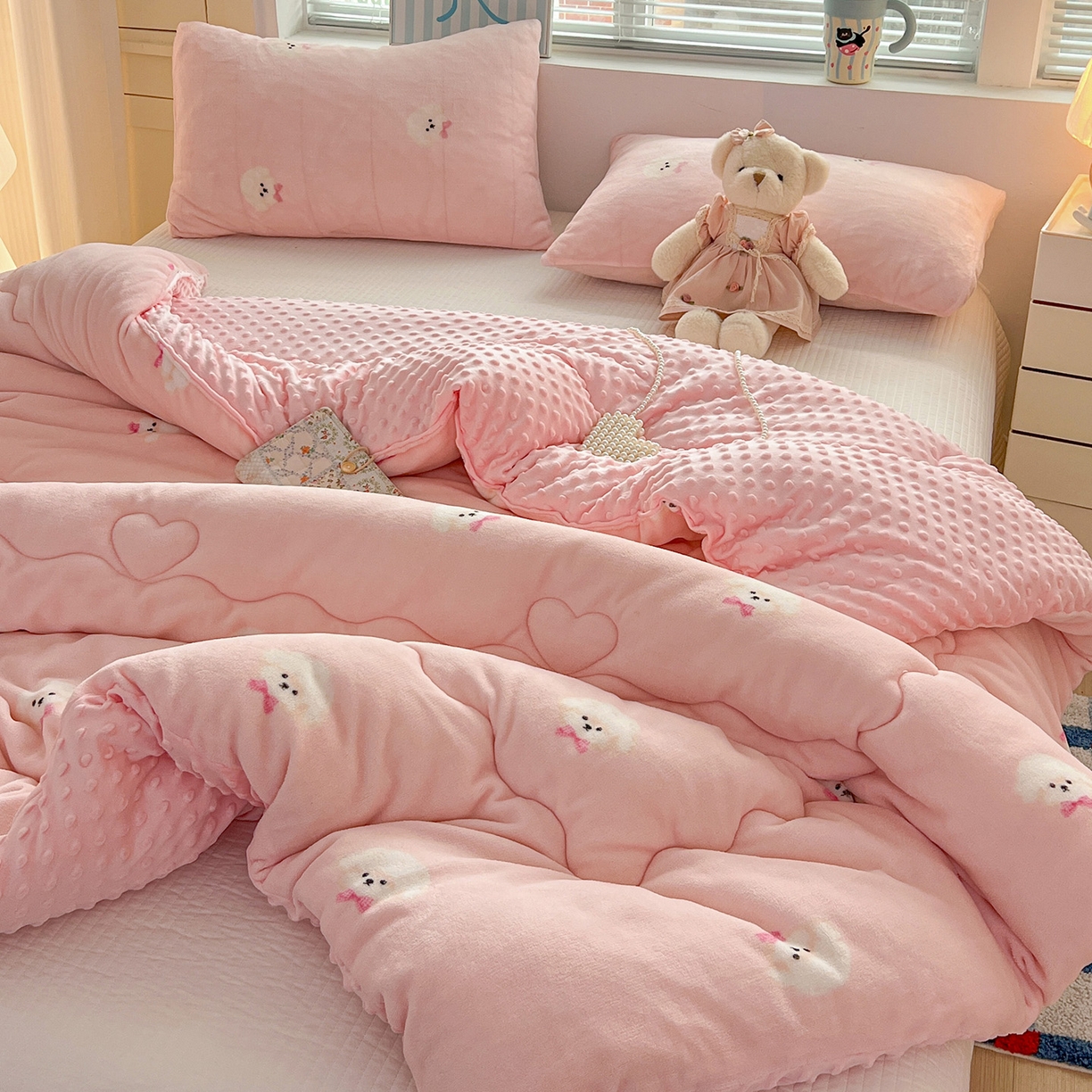 91家纺网 家纺一手货源 找家纺 Mata蔓塔家 2025新款高克重印花牛奶绒软绵绵豆豆被春秋冬被被子被芯 绒绒小狗-粉（提供买家秀）