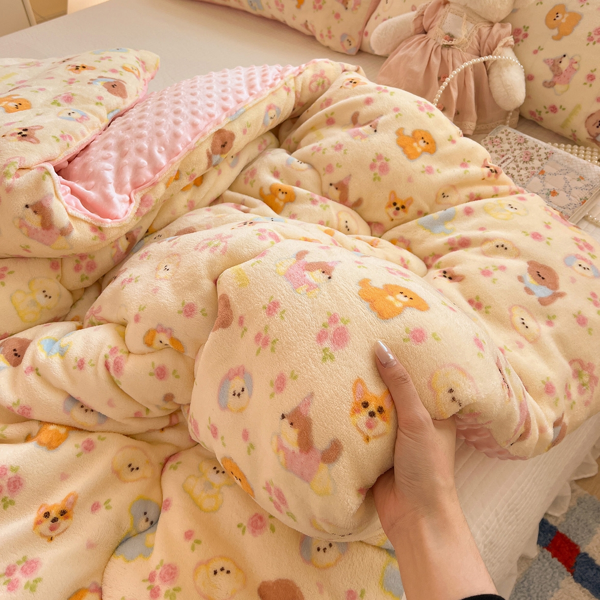 91家纺网 家纺一手货源 找家纺 Mata蔓塔家 2025新款高克重印花牛奶绒软绵绵豆豆被春秋冬被被子被芯 卖萌修狗（提供买家秀）