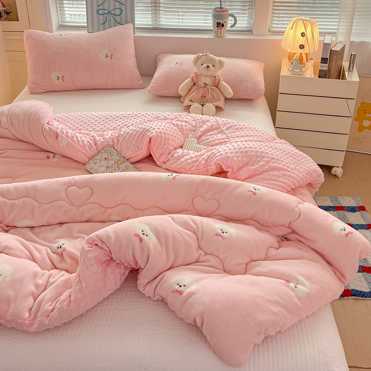 91家纺网 家纺一手货源 找家纺 Mata蔓塔家 2025新款高克重印花牛奶绒软绵绵豆豆被春秋冬被被子被芯 绒绒小狗-粉（提供买家秀）