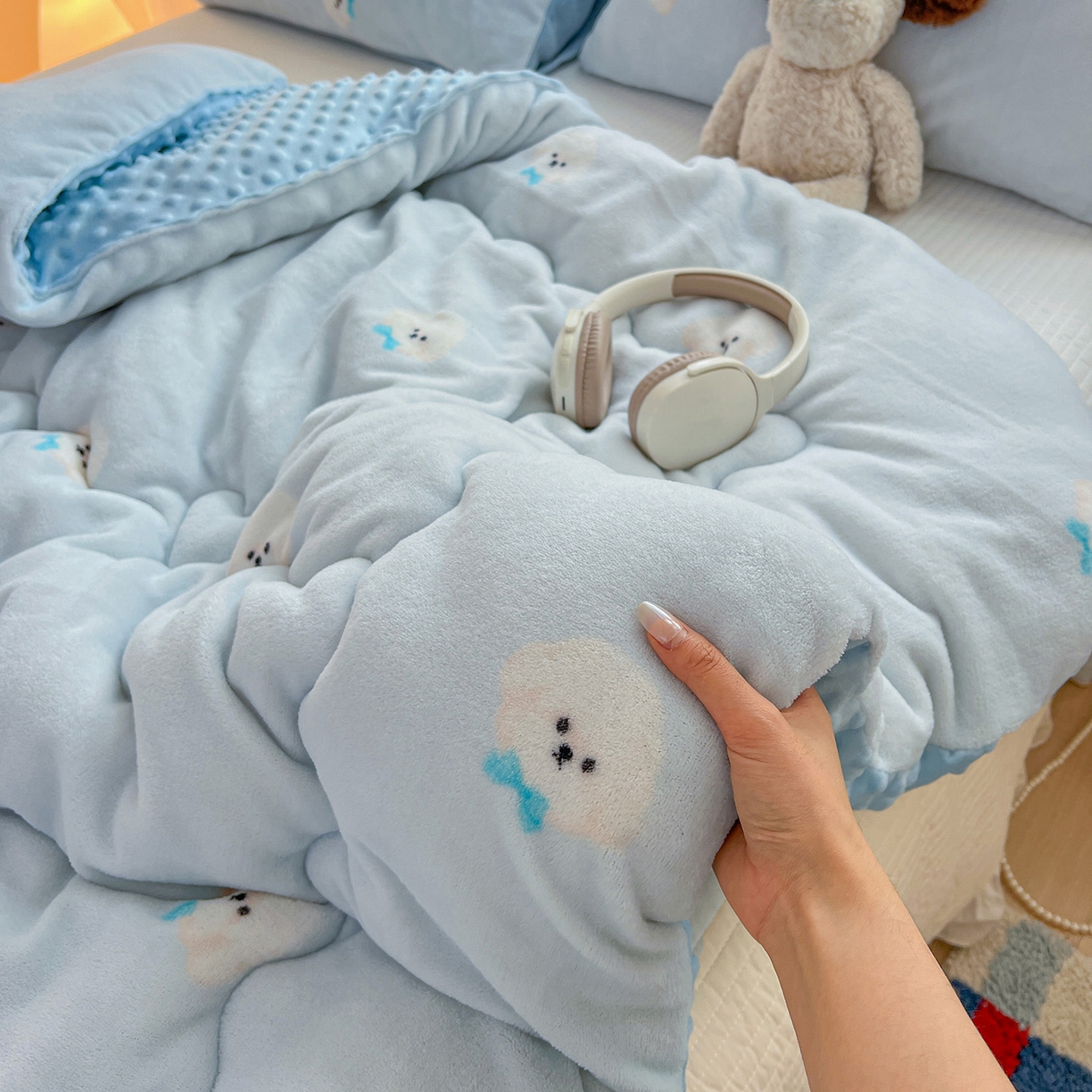 91家纺网 家纺一手货源 找家纺 Mata蔓塔家 2025新款高克重印花牛奶绒软绵绵豆豆被春秋冬被被子被芯 绒绒小狗-蓝（提供买家秀）