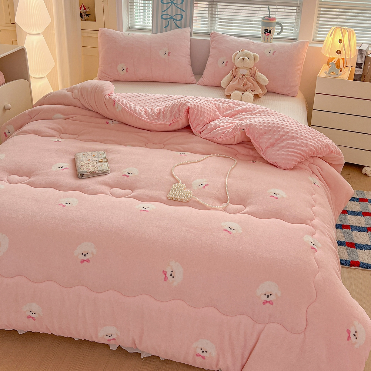 91家纺网 家纺一手货源 找家纺 Mata蔓塔家 2025新款高克重印花牛奶绒软绵绵豆豆被春秋冬被被子被芯 绒绒小狗-粉（提供买家秀）