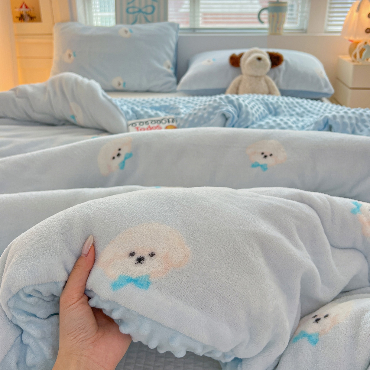 91家纺网 家纺一手货源 找家纺 Mata蔓塔家 2025新款高克重印花牛奶绒软绵绵豆豆被春秋冬被被子被芯 绒绒小狗-蓝（提供买家秀）