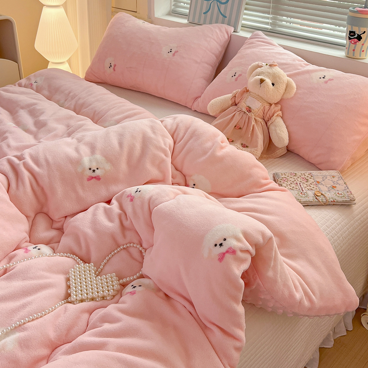 91家纺网 家纺一手货源 找家纺 Mata蔓塔家 2025新款高克重印花牛奶绒软绵绵豆豆被春秋冬被被子被芯 绒绒小狗-粉（提供买家秀）