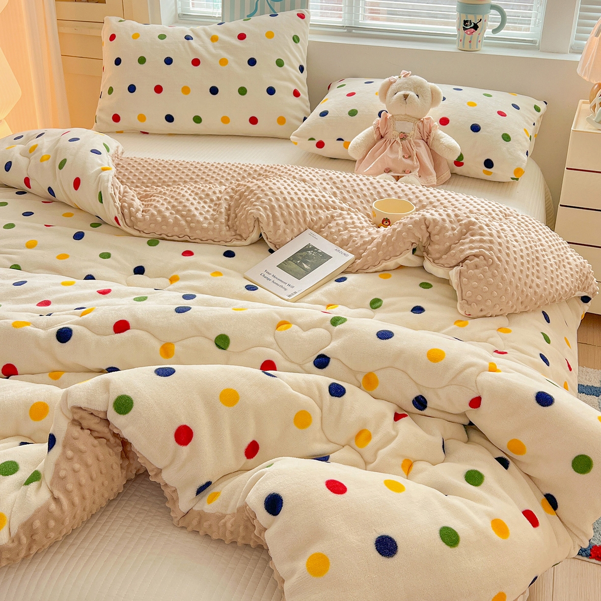 91家纺网 家纺一手货源 找家纺 Mata蔓塔家 2025新款高克重印花牛奶绒软绵绵豆豆被春秋冬被被子被芯 黑珍珠（提供买家秀）