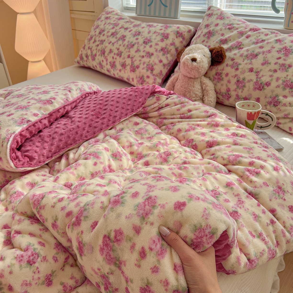 91家纺网 家纺一手货源 找家纺 Mata蔓塔家 2025新款高克重印花牛奶绒软绵绵豆豆被春秋冬被被子被芯 疏影（提供买家秀）