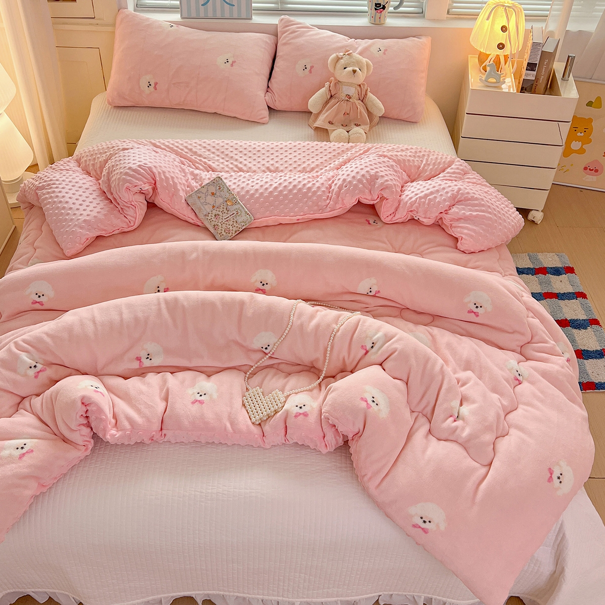 91家纺网 家纺一手货源 找家纺 Mata蔓塔家 2025新款高克重印花牛奶绒软绵绵豆豆被春秋冬被被子被芯 绒绒小狗-粉（提供买家秀）