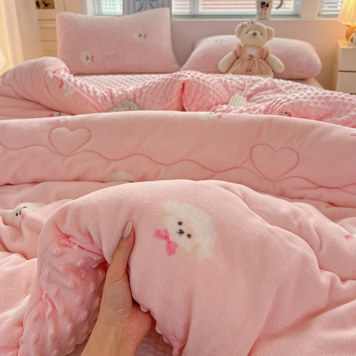 91家纺网 家纺一手货源 找家纺 Mata蔓塔家 2025新款高克重印花牛奶绒软绵绵豆豆被春秋冬被被子被芯 绒绒小狗-粉（提供买家秀）