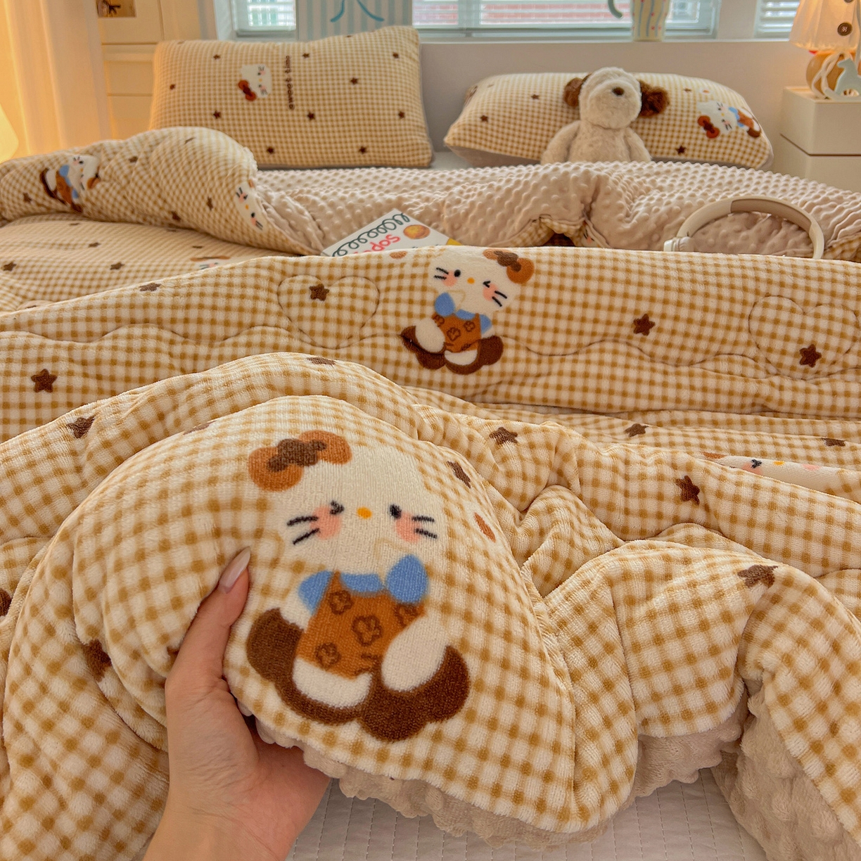 91家纺网 家纺一手货源 找家纺 Mata蔓塔家 2025新款高克重印花牛奶绒软绵绵豆豆被春秋冬被被子被芯 可可猫星（提供买家秀）