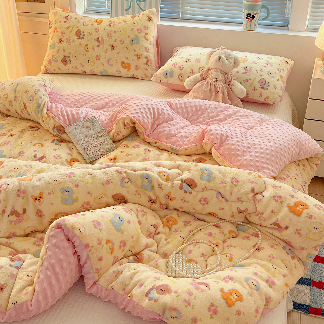 91家纺网 家纺一手货源 找家纺 Mata蔓塔家 2025新款高克重印花牛奶绒软绵绵豆豆被春秋冬被被子被芯 卖萌修狗（提供买家秀）