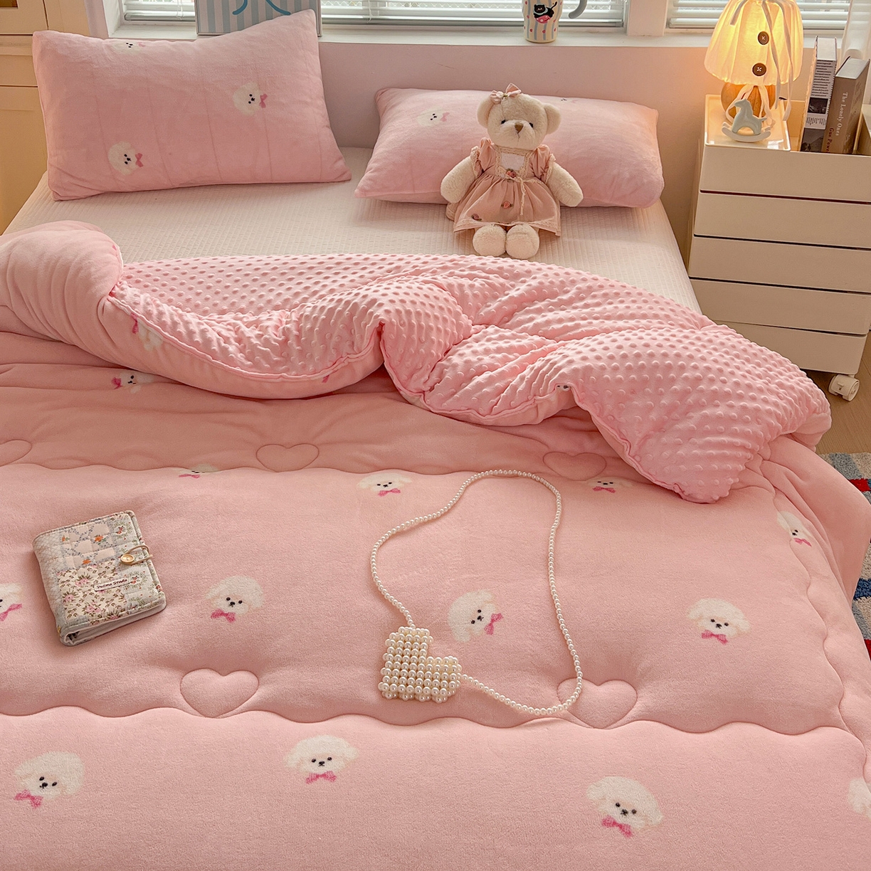 91家纺网 家纺一手货源 找家纺 Mata蔓塔家 2025新款高克重印花牛奶绒软绵绵豆豆被春秋冬被被子被芯 绒绒小狗-粉（提供买家秀）