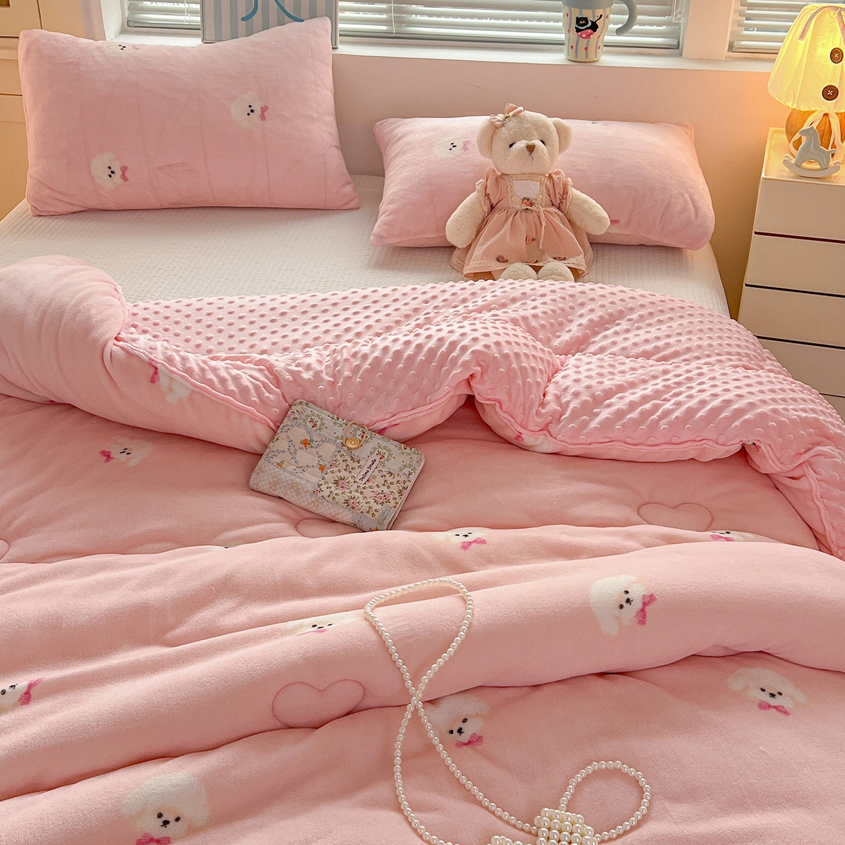 91家纺网 家纺一手货源 找家纺 Mata蔓塔家 2025新款高克重印花牛奶绒软绵绵豆豆被春秋冬被被子被芯 绒绒小狗-粉（提供买家秀）