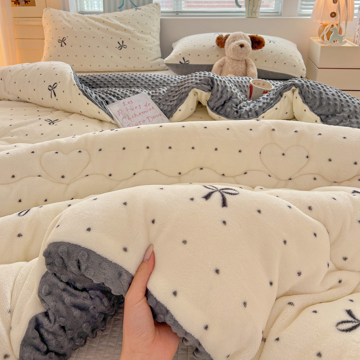 91家纺网 家纺一手货源 找家纺 Mata蔓塔家 2025新款高克重印花牛奶绒软绵绵豆豆被春秋冬被被子被芯 蝴蝶点点心（提供买家秀）