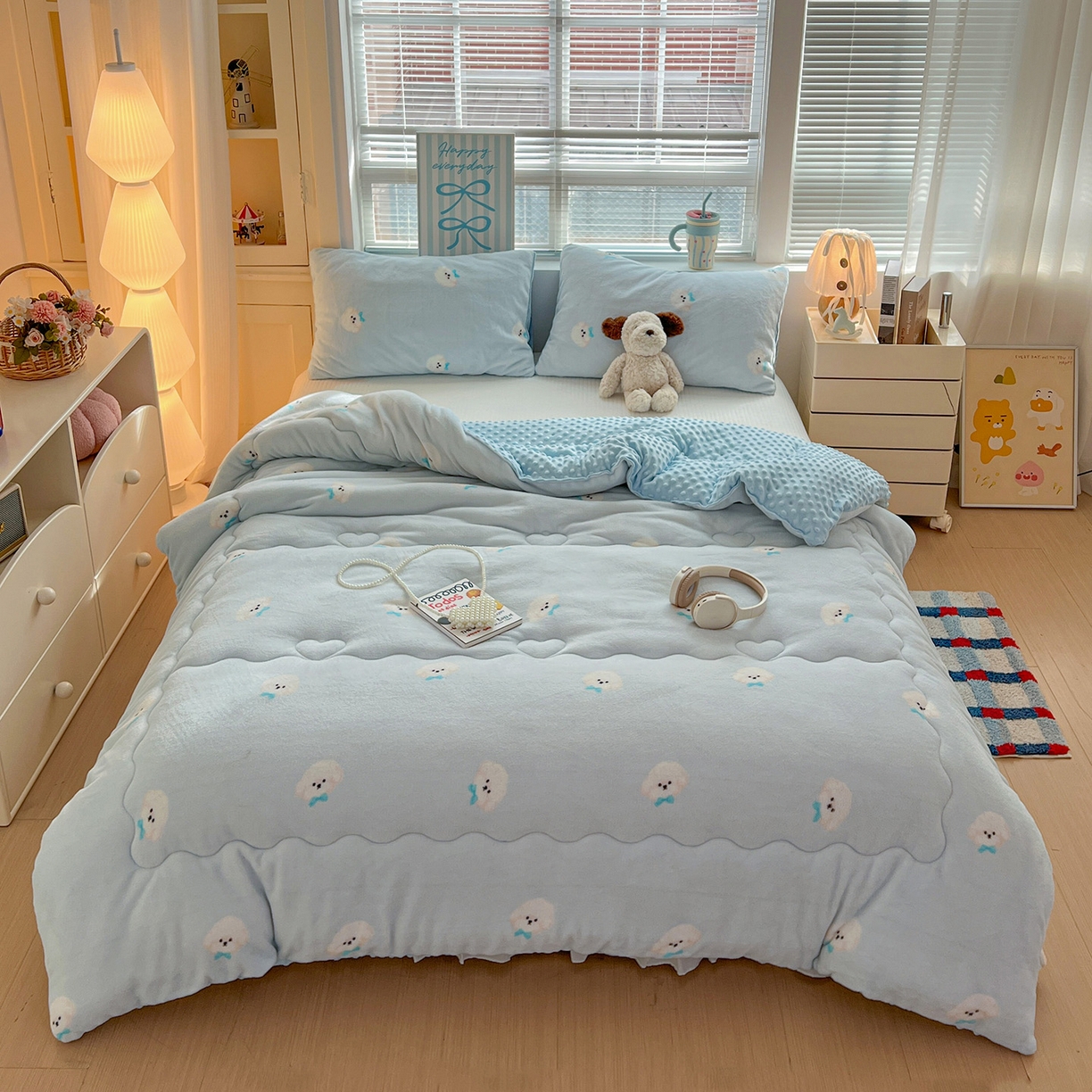 91家纺网 家纺一手货源 找家纺 Mata蔓塔家 2025新款高克重印花牛奶绒软绵绵豆豆被春秋冬被被子被芯 绒绒小狗-蓝（提供买家秀）