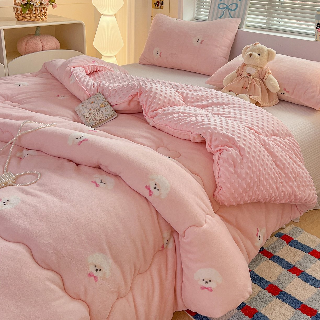 91家纺网 家纺一手货源 找家纺 Mata蔓塔家 2025新款高克重印花牛奶绒软绵绵豆豆被春秋冬被被子被芯 绒绒小狗-粉（提供买家秀）