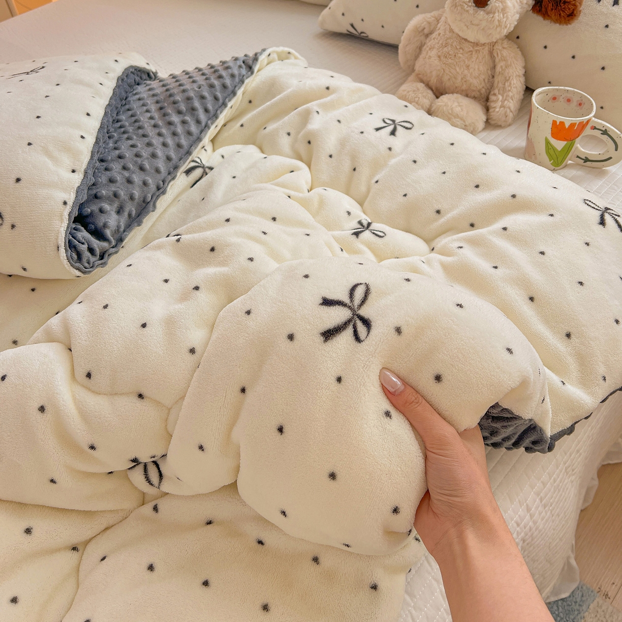 91家纺网 家纺一手货源 找家纺 Mata蔓塔家 2025新款高克重印花牛奶绒软绵绵豆豆被春秋冬被被子被芯 蝴蝶点点心（提供买家秀）