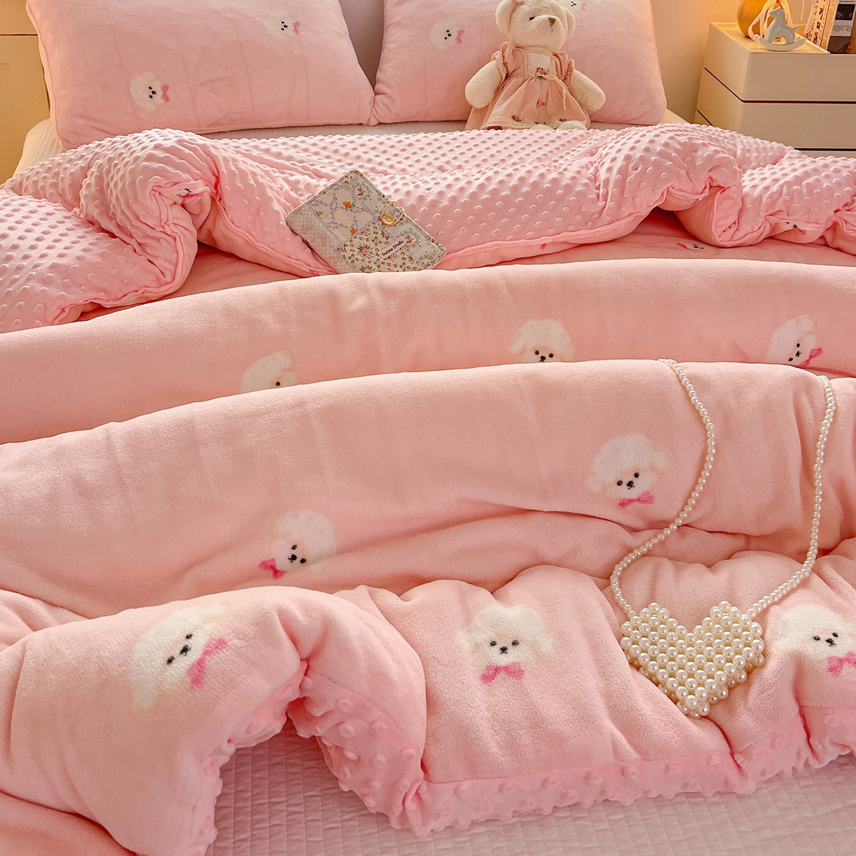 91家纺网 家纺一手货源 找家纺 Mata蔓塔家 2025新款高克重印花牛奶绒软绵绵豆豆被春秋冬被被子被芯 绒绒小狗-粉（提供买家秀）