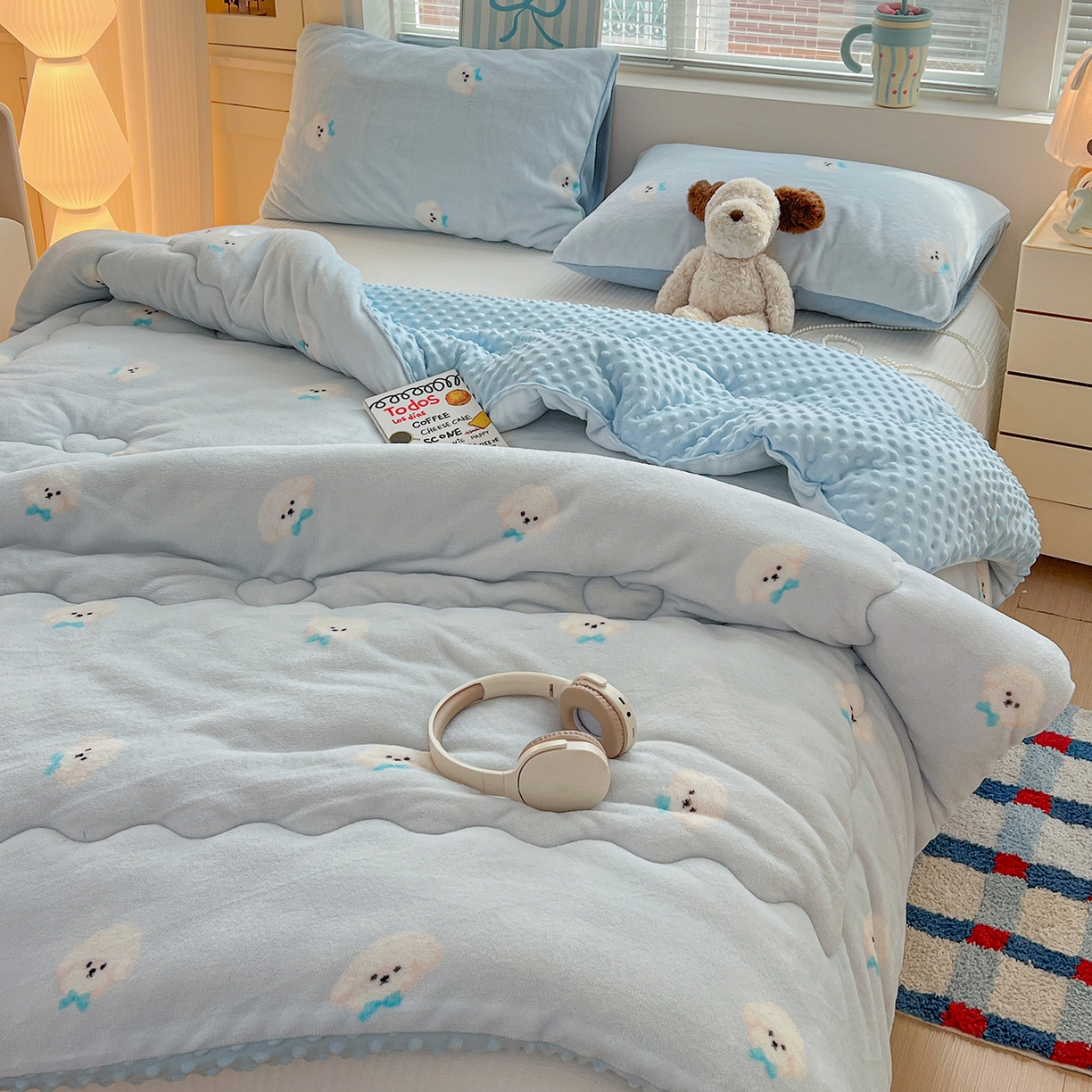 91家纺网 家纺一手货源 找家纺 Mata蔓塔家 2025新款高克重印花牛奶绒软绵绵豆豆被春秋冬被被子被芯 绒绒小狗-蓝（提供买家秀）