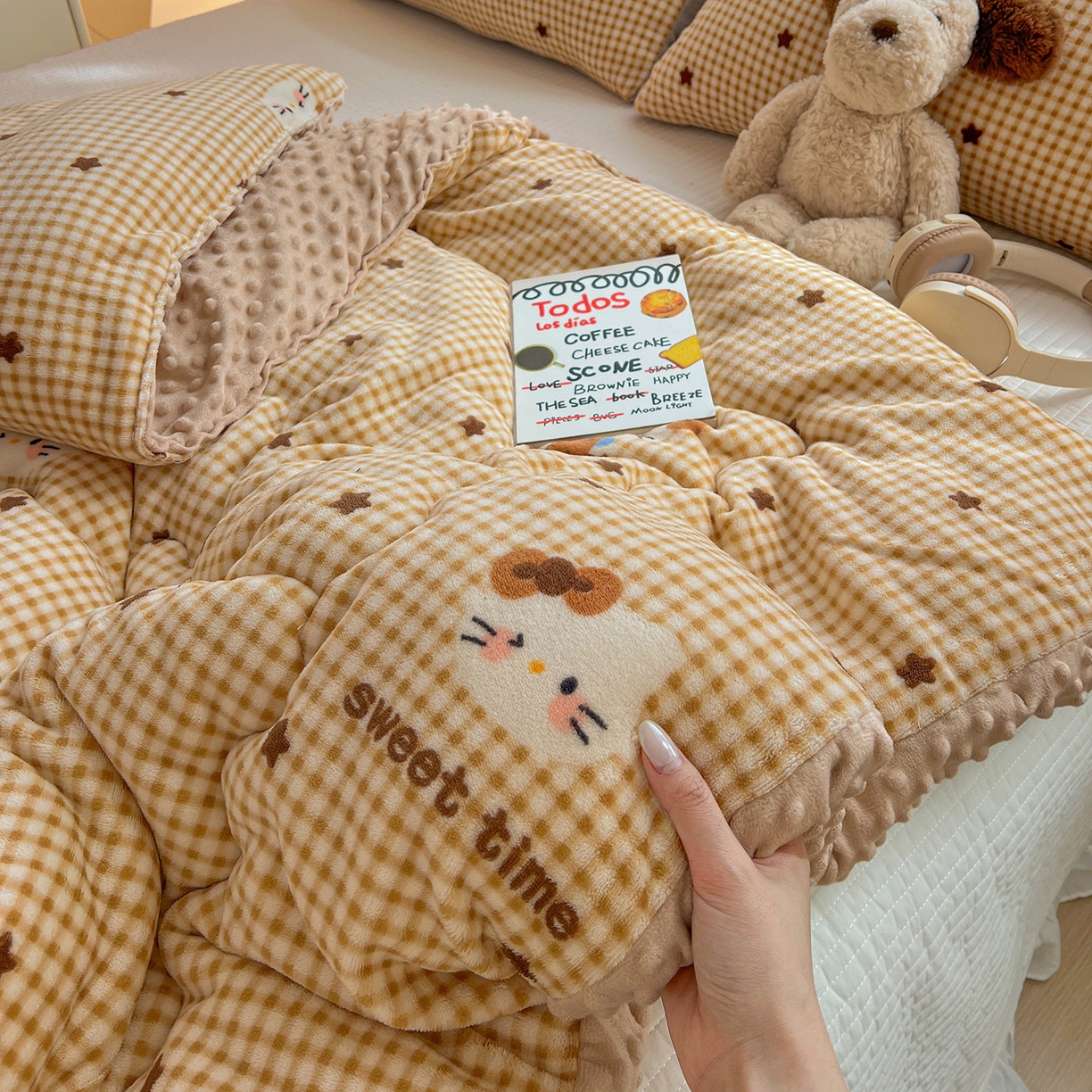 91家纺网 家纺一手货源 找家纺 Mata蔓塔家 2025新款高克重印花牛奶绒软绵绵豆豆被春秋冬被被子被芯 可可猫星（提供买家秀）