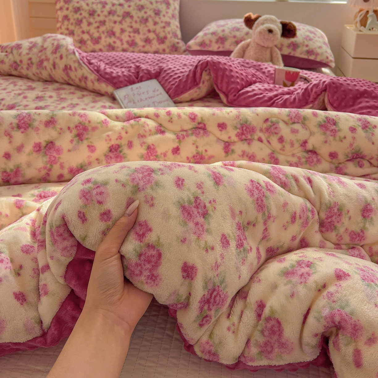 91家纺网 家纺一手货源 找家纺 Mata蔓塔家 2025新款高克重印花牛奶绒软绵绵豆豆被春秋冬被被子被芯 疏影（提供买家秀）