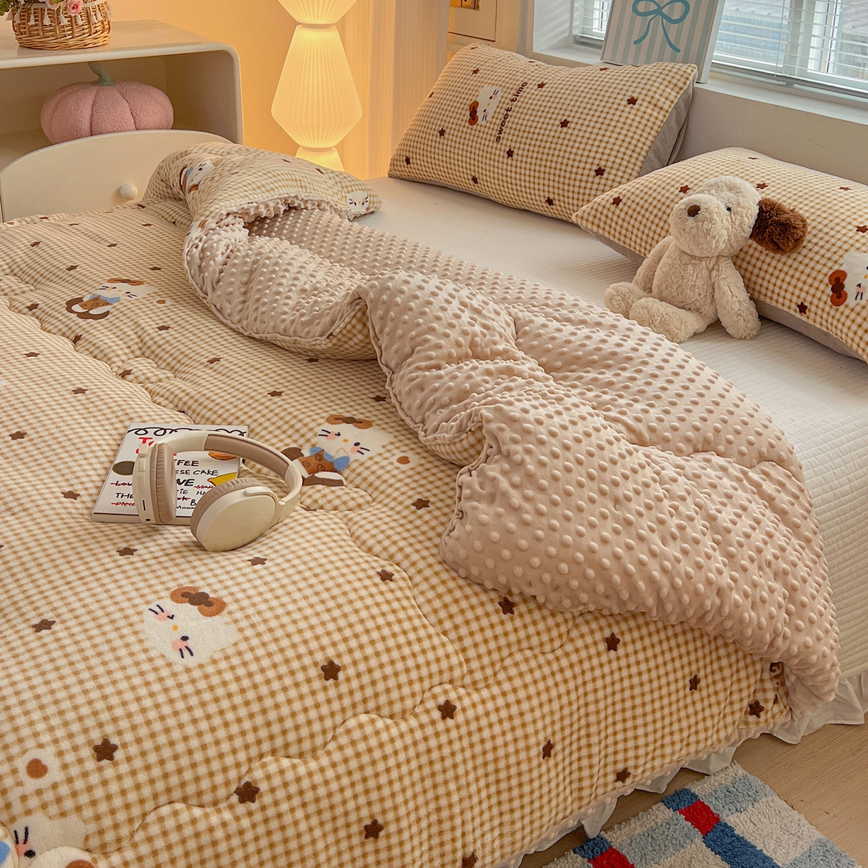 91家纺网 家纺一手货源 找家纺 Mata蔓塔家 2025新款高克重印花牛奶绒软绵绵豆豆被春秋冬被被子被芯 可可猫星（提供买家秀）