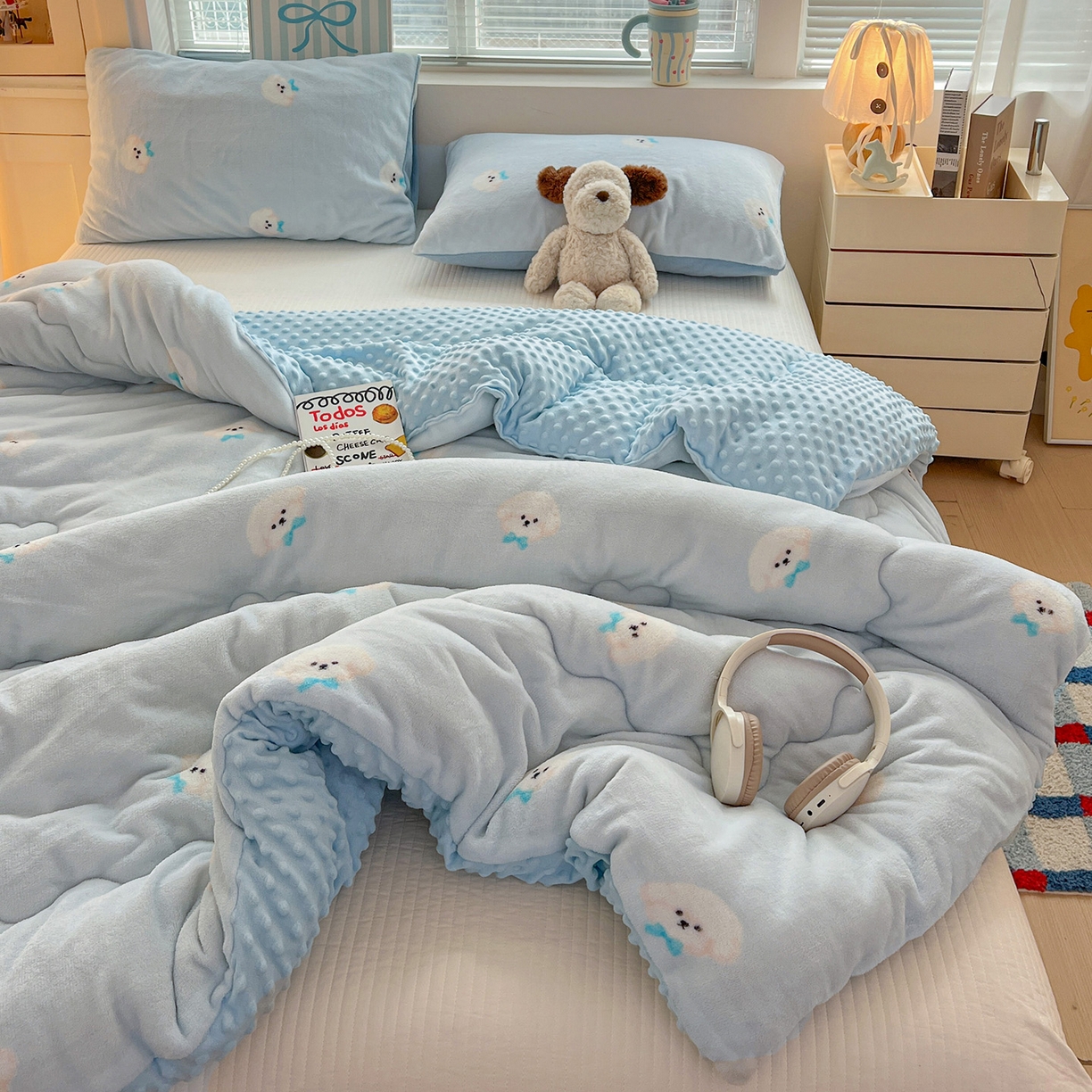 91家纺网 家纺一手货源 找家纺 Mata蔓塔家 2025新款高克重印花牛奶绒软绵绵豆豆被春秋冬被被子被芯 绒绒小狗-蓝（提供买家秀）