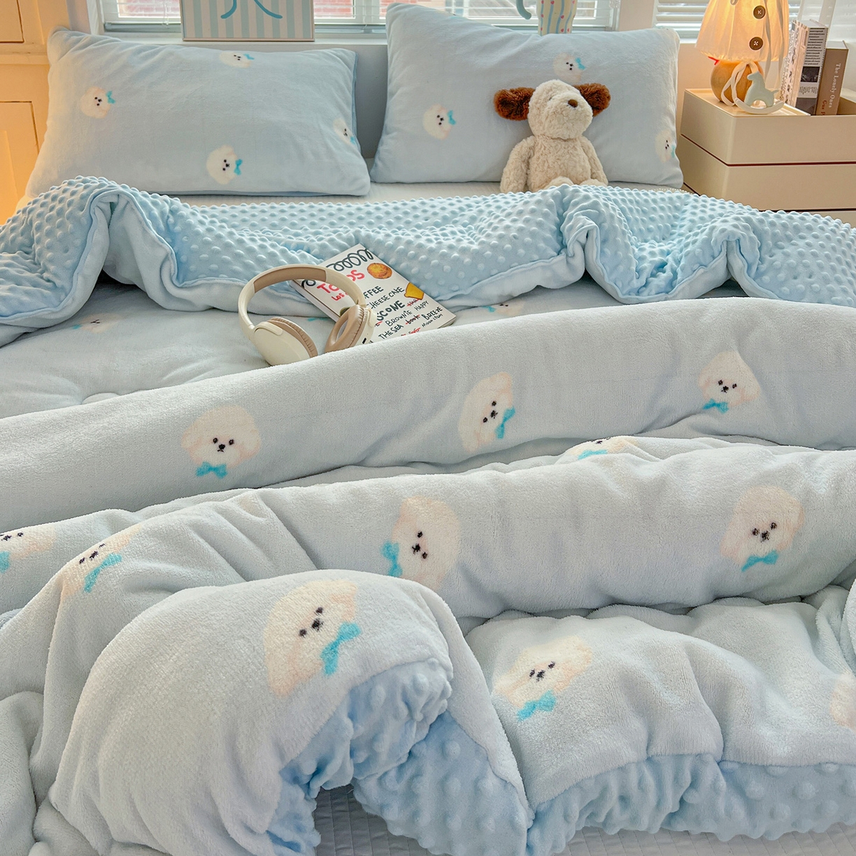 91家纺网 家纺一手货源 找家纺 Mata蔓塔家 2025新款高克重印花牛奶绒软绵绵豆豆被春秋冬被被子被芯 绒绒小狗-蓝（提供买家秀）