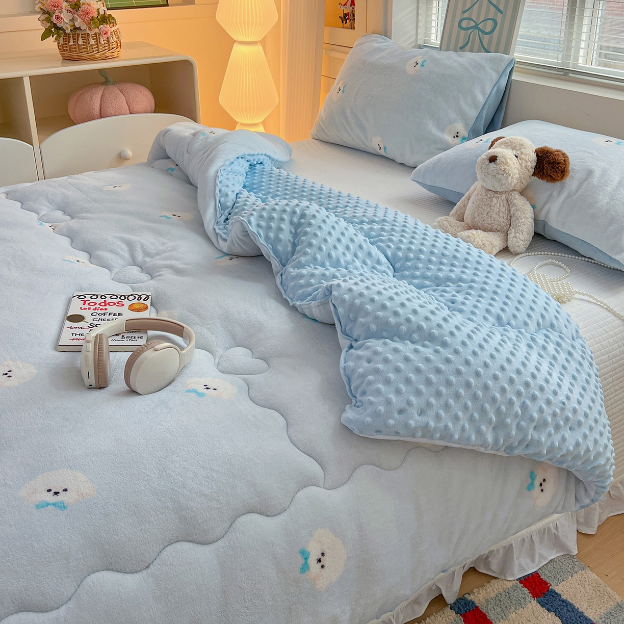 91家纺网 家纺一手货源 找家纺 Mata蔓塔家 2025新款高克重印花牛奶绒软绵绵豆豆被春秋冬被被子被芯 绒绒小狗-蓝（提供买家秀）