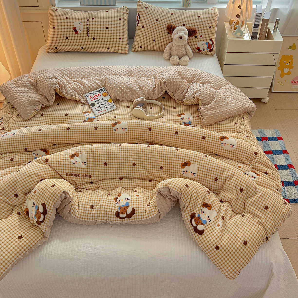 91家纺网 家纺一手货源 找家纺 Mata蔓塔家 2025新款高克重印花牛奶绒软绵绵豆豆被春秋冬被被子被芯 可可猫星（提供买家秀）