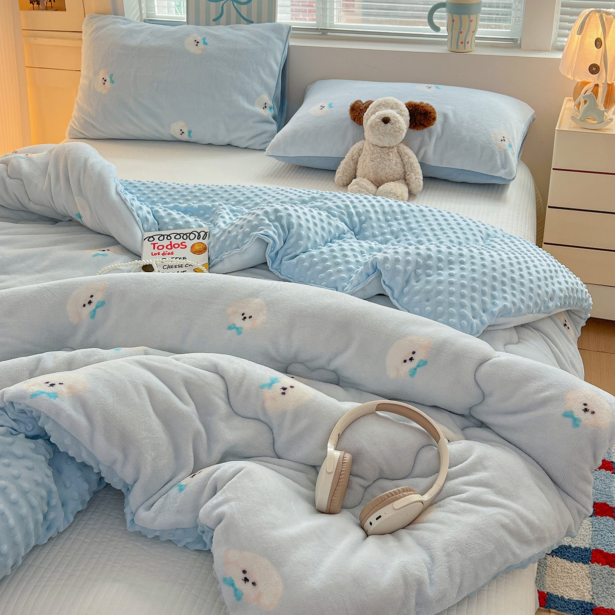 91家纺网 家纺一手货源 找家纺 Mata蔓塔家 2025新款高克重印花牛奶绒软绵绵豆豆被春秋冬被被子被芯 绒绒小狗-蓝（提供买家秀）