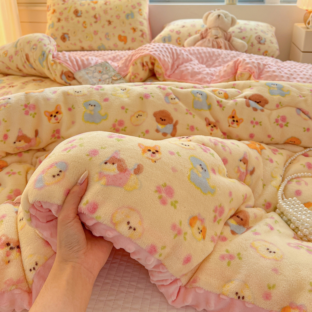 91家纺网 家纺一手货源 找家纺 Mata蔓塔家 2025新款高克重印花牛奶绒软绵绵豆豆被春秋冬被被子被芯 卖萌修狗（提供买家秀）