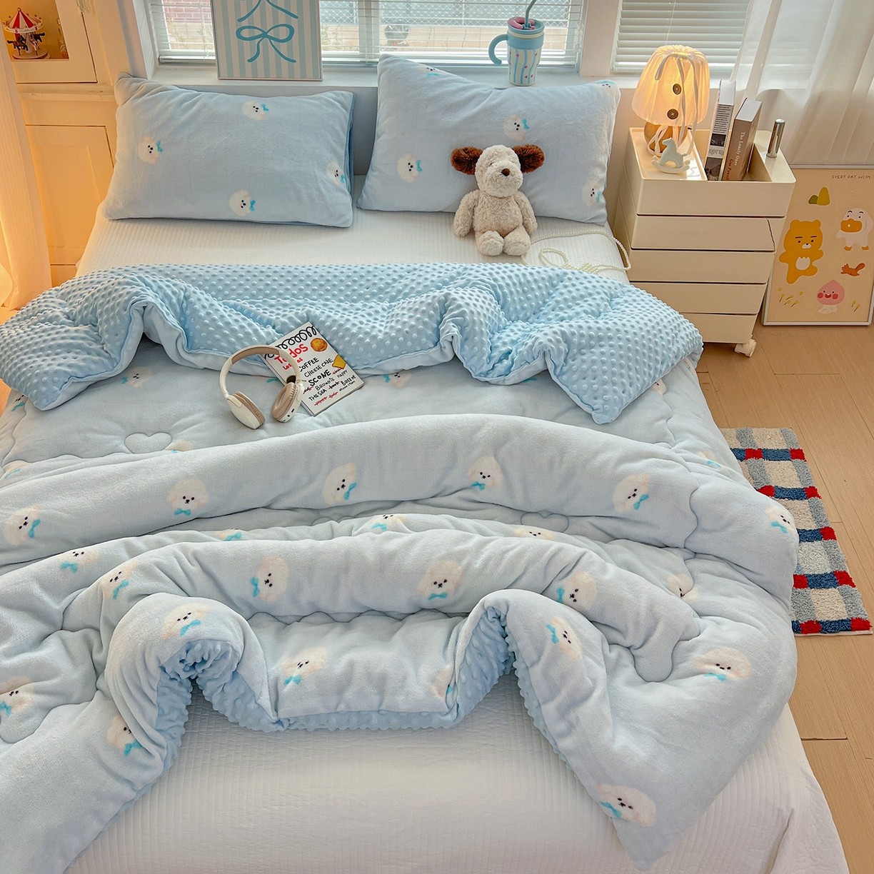 91家纺网 家纺一手货源 找家纺 Mata蔓塔家 2025新款高克重印花牛奶绒软绵绵豆豆被春秋冬被被子被芯 绒绒小狗-蓝（提供买家秀）