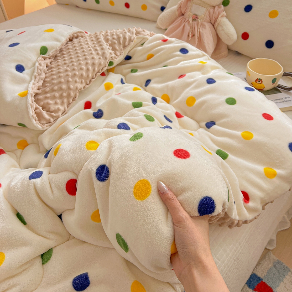 91家纺网 家纺一手货源 找家纺 Mata蔓塔家 2025新款高克重印花牛奶绒软绵绵豆豆被春秋冬被被子被芯 黑珍珠（提供买家秀）