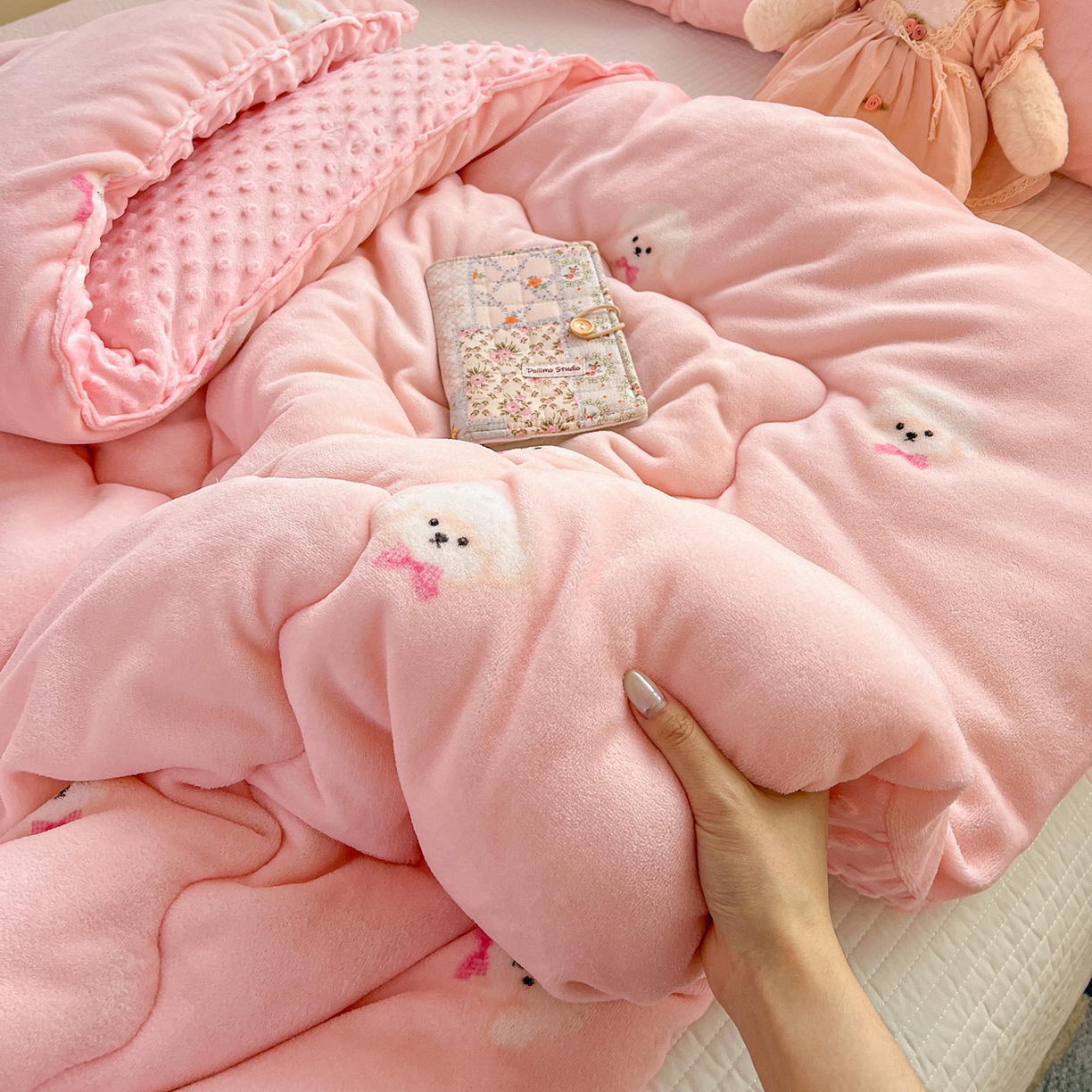 91家纺网 家纺一手货源 找家纺 Mata蔓塔家 2025新款高克重印花牛奶绒软绵绵豆豆被春秋冬被被子被芯 绒绒小狗-粉（提供买家秀）