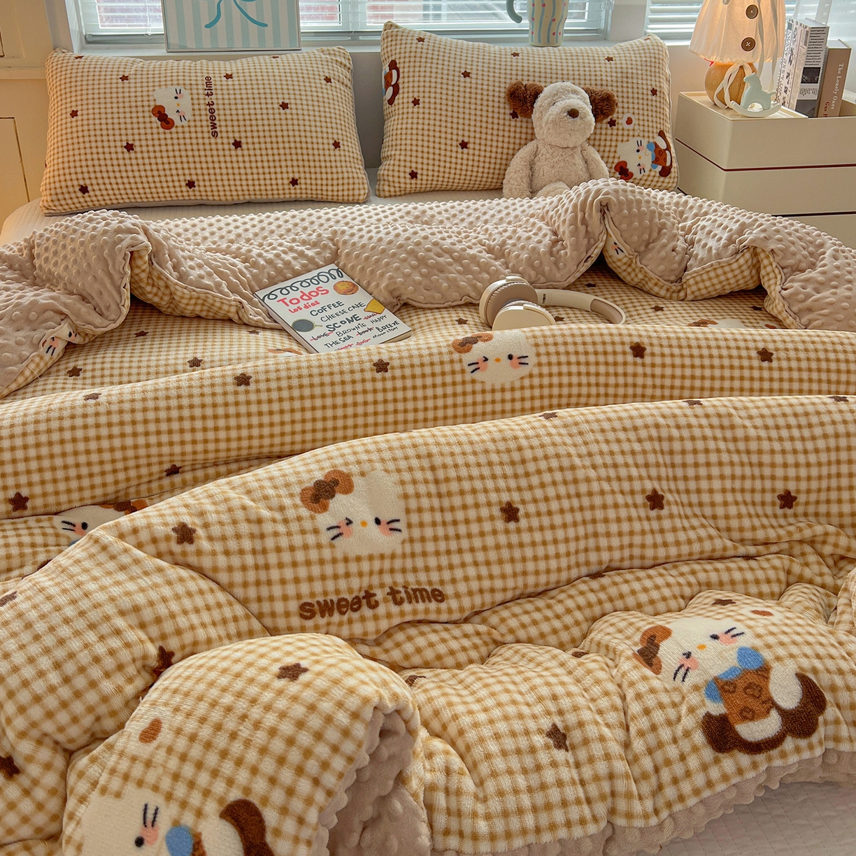 91家纺网 家纺一手货源 找家纺 Mata蔓塔家 2025新款高克重印花牛奶绒软绵绵豆豆被春秋冬被被子被芯 可可猫星（提供买家秀）