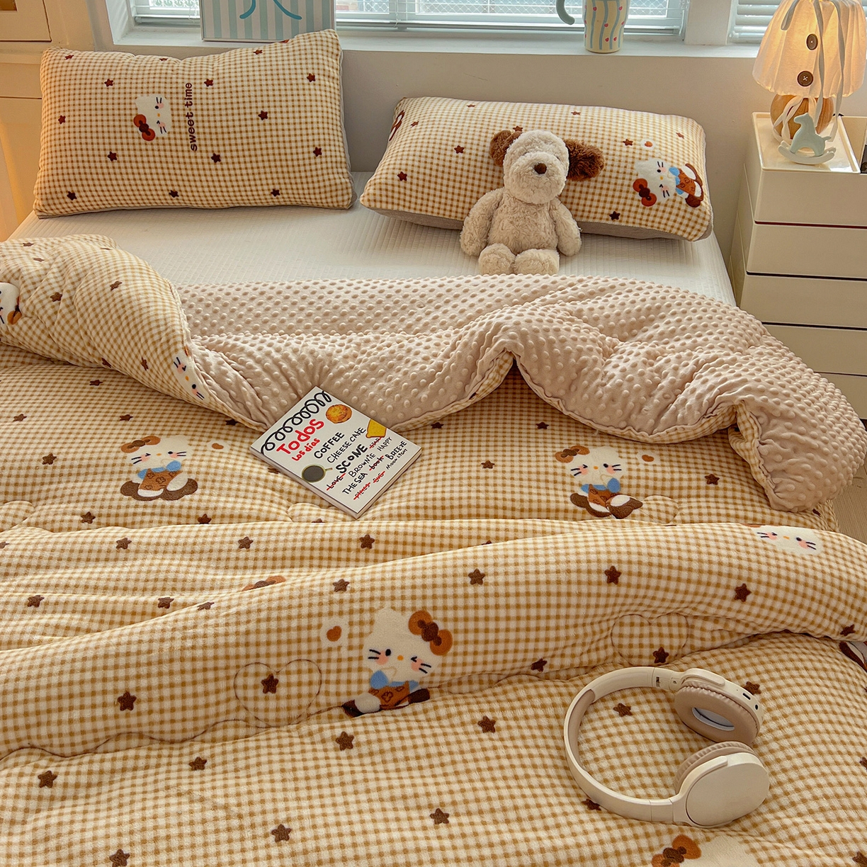 91家纺网 家纺一手货源 找家纺 Mata蔓塔家 2025新款高克重印花牛奶绒软绵绵豆豆被春秋冬被被子被芯 可可猫星（提供买家秀）