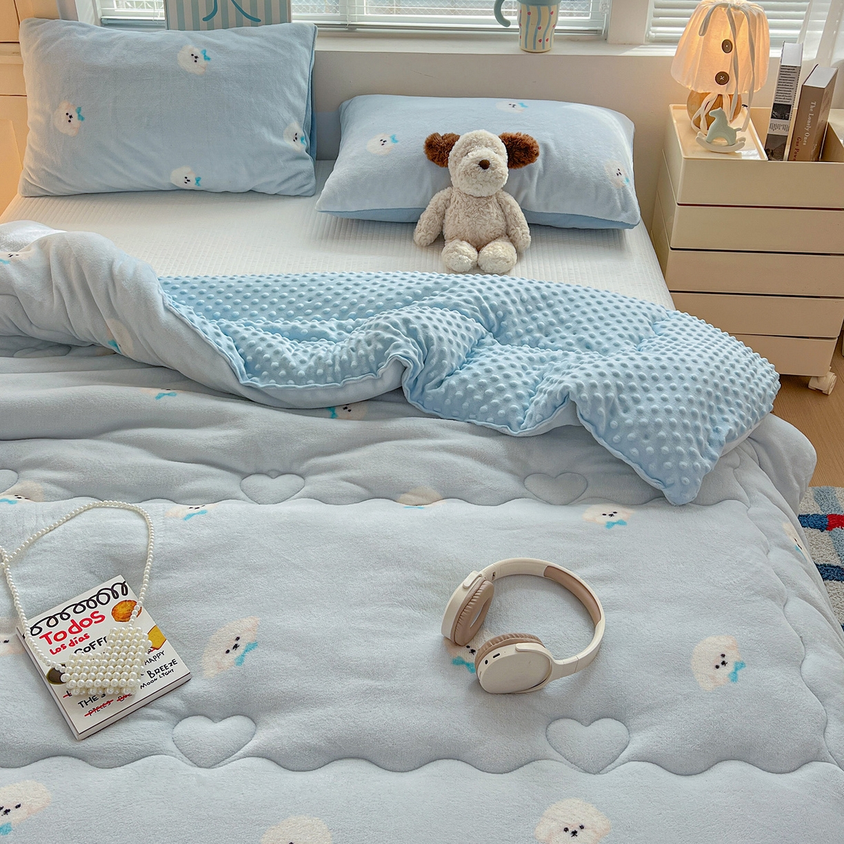 91家纺网 家纺一手货源 找家纺 Mata蔓塔家 2025新款高克重印花牛奶绒软绵绵豆豆被春秋冬被被子被芯 绒绒小狗-蓝（提供买家秀）