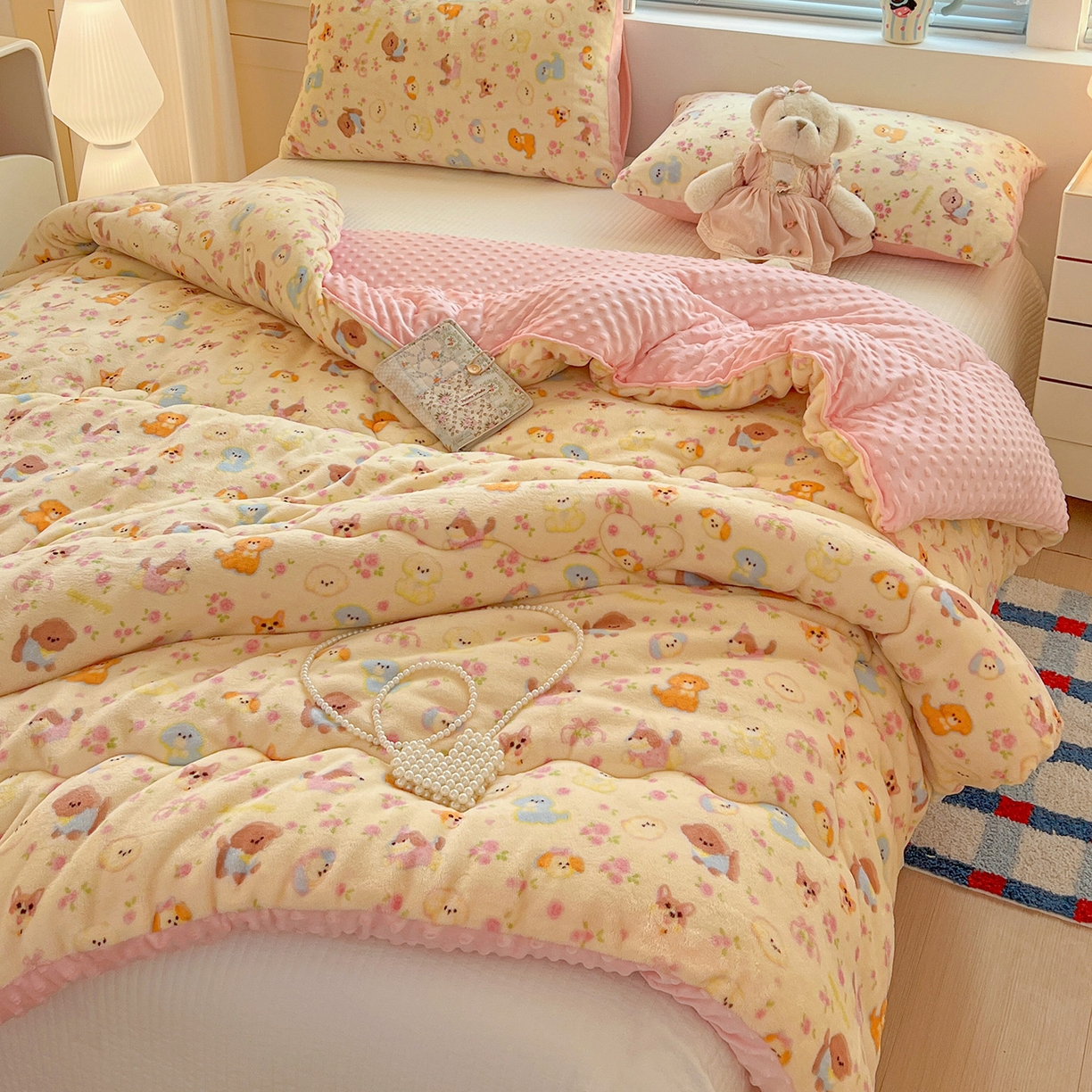 91家纺网 家纺一手货源 找家纺 Mata蔓塔家 2025新款高克重印花牛奶绒软绵绵豆豆被春秋冬被被子被芯 卖萌修狗（提供买家秀）