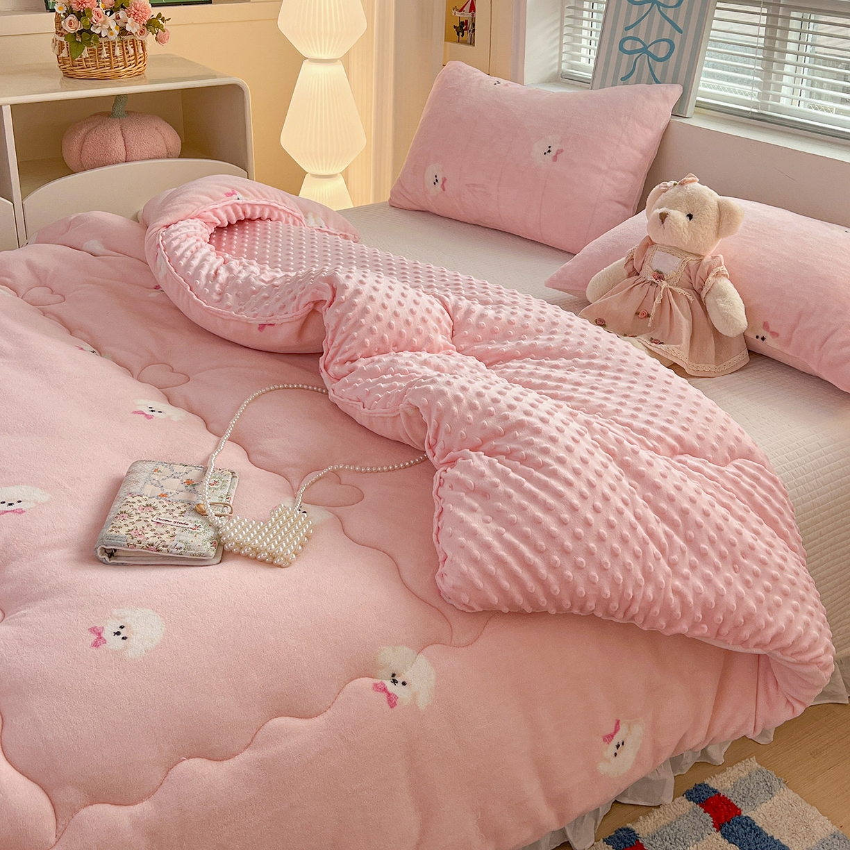 91家纺网 家纺一手货源 找家纺 Mata蔓塔家 2025新款高克重印花牛奶绒软绵绵豆豆被春秋冬被被子被芯 绒绒小狗-粉（提供买家秀）