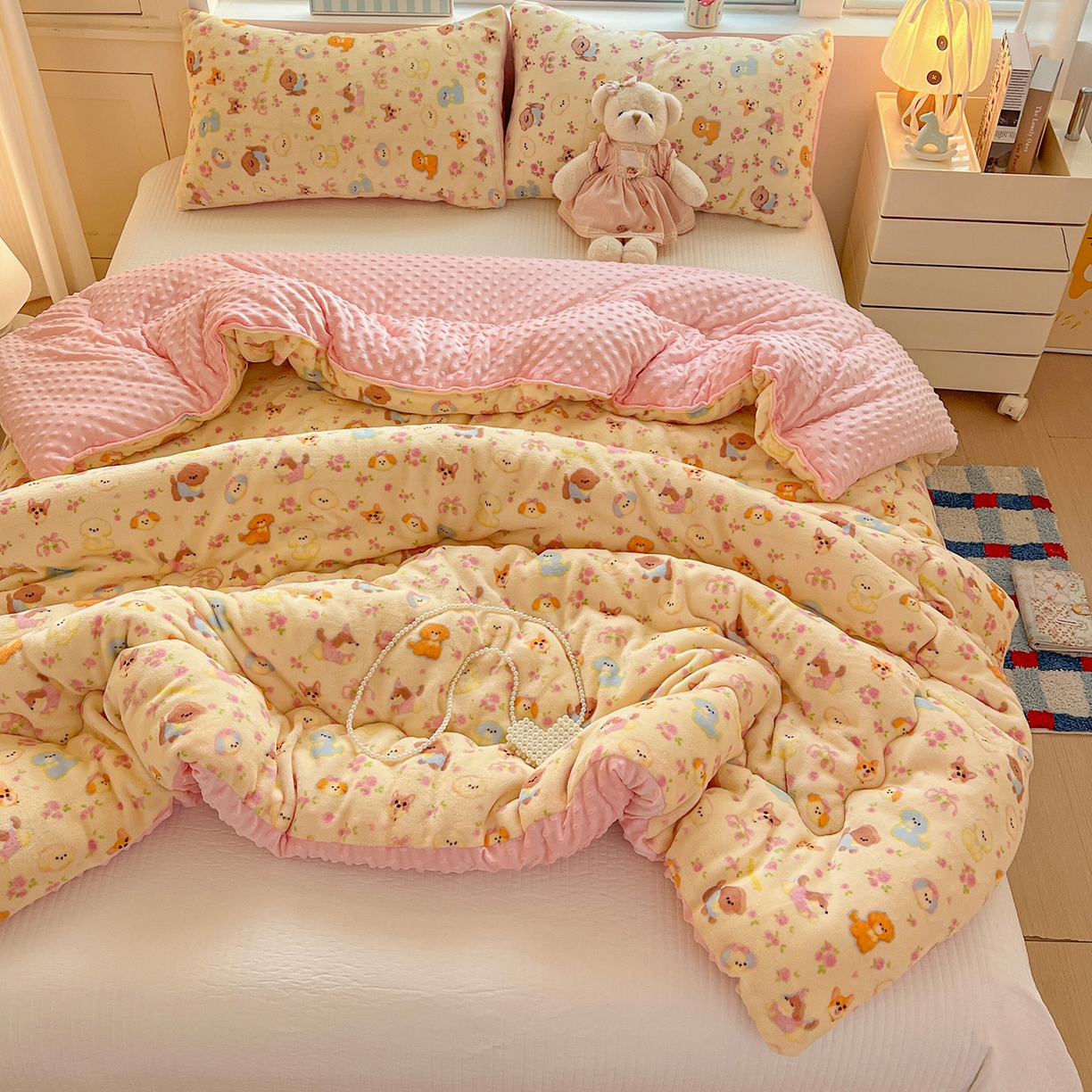 91家纺网 家纺一手货源 找家纺 Mata蔓塔家 2025新款高克重印花牛奶绒软绵绵豆豆被春秋冬被被子被芯 卖萌修狗（提供买家秀）