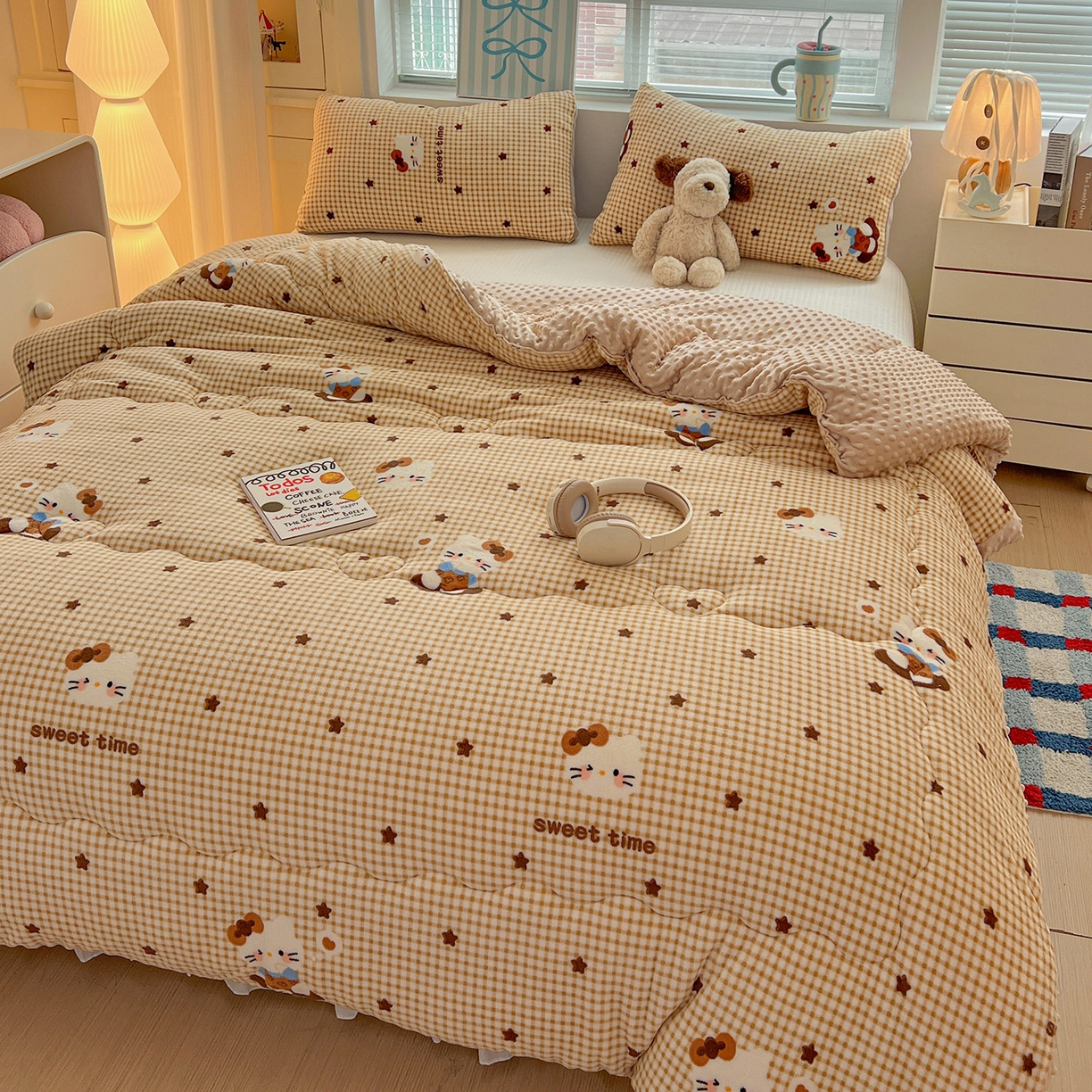 91家纺网 家纺一手货源 找家纺 Mata蔓塔家 2025新款高克重印花牛奶绒软绵绵豆豆被春秋冬被被子被芯 可可猫星（提供买家秀）