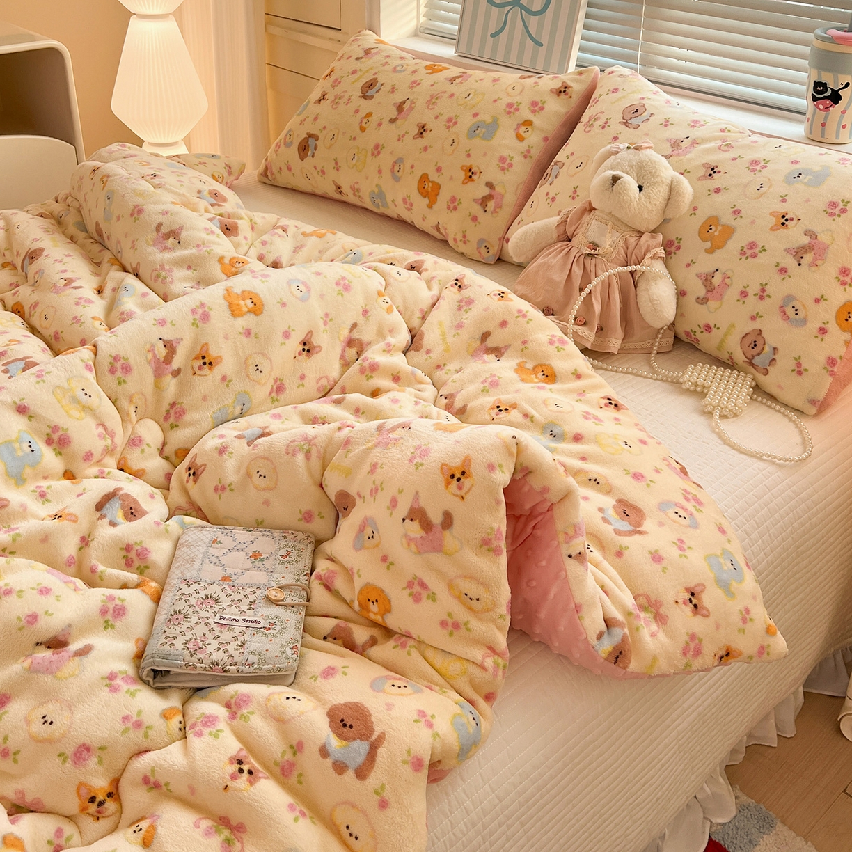 91家纺网 家纺一手货源 找家纺 Mata蔓塔家 2025新款高克重印花牛奶绒软绵绵豆豆被春秋冬被被子被芯 卖萌修狗（提供买家秀）