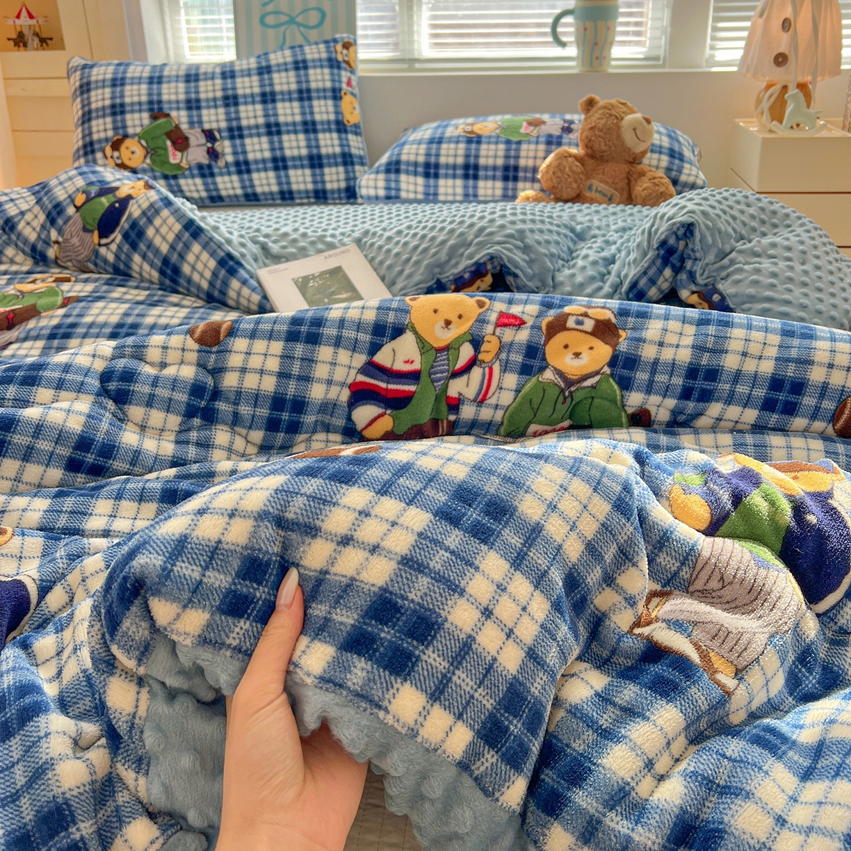 91家纺网 家纺一手货源 找家纺 Mata蔓塔家 2025新款高克重印花牛奶绒软绵绵豆豆被春秋冬被被子被芯 蓝格英伦熊（提供买家秀）