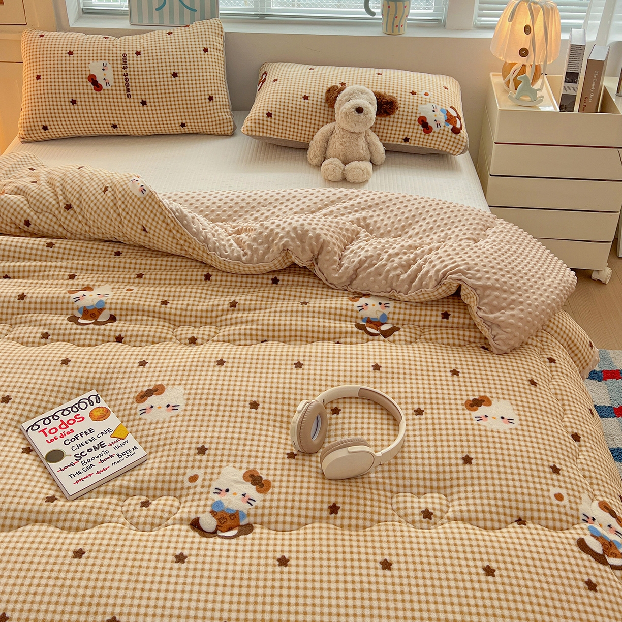 91家纺网 家纺一手货源 找家纺 Mata蔓塔家 2025新款高克重印花牛奶绒软绵绵豆豆被春秋冬被被子被芯 可可猫星（提供买家秀）