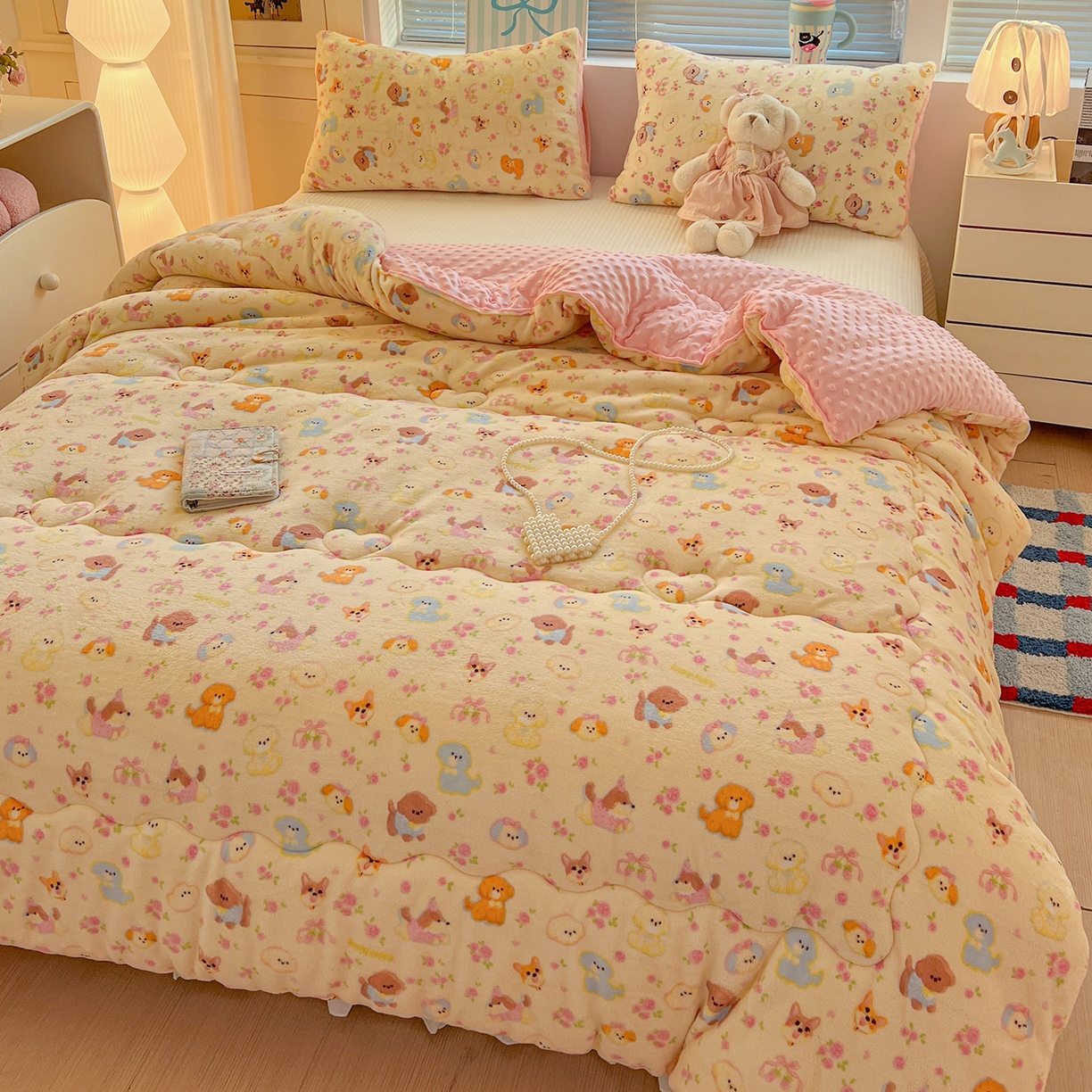 91家纺网 家纺一手货源 找家纺 Mata蔓塔家 2025新款高克重印花牛奶绒软绵绵豆豆被春秋冬被被子被芯 卖萌修狗（提供买家秀）