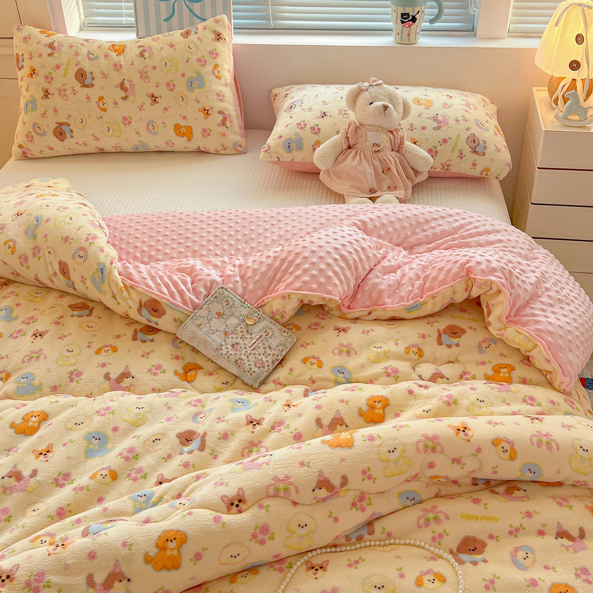 91家纺网 家纺一手货源 找家纺 Mata蔓塔家 2025新款高克重印花牛奶绒软绵绵豆豆被春秋冬被被子被芯 卖萌修狗（提供买家秀）