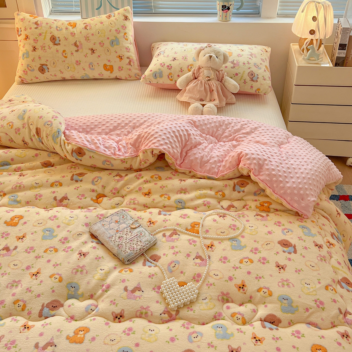 91家纺网 家纺一手货源 找家纺 Mata蔓塔家 2025新款高克重印花牛奶绒软绵绵豆豆被春秋冬被被子被芯 卖萌修狗（提供买家秀）